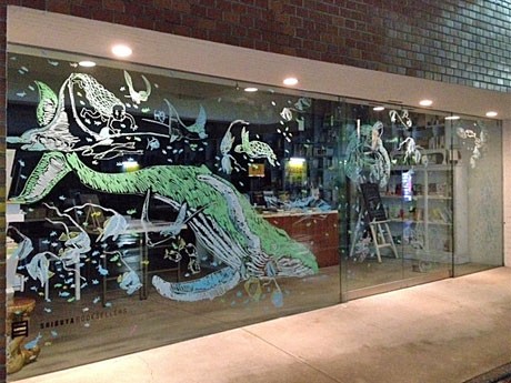 2メートル×6メートルの正面ウインドーにクジラや亀などが泳いでいる様子を描いた