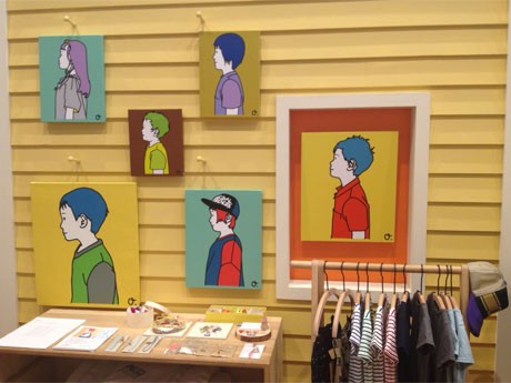 東洋では「未来に向かうこと」を意味する、右から左へ進む左顔の横顔を描いた作品が並ぶ店内