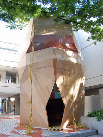 ヒルサイドテラスC棟・D棟の間に展示している加藤翼さんの作品