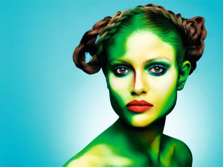 「サイバー」をテーマにメークを施したモデルの写真を展示する&copy;Rankin