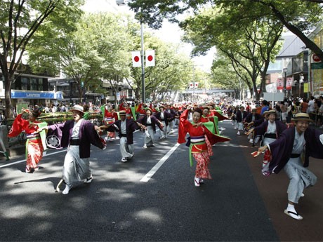 表参道の路上などで参加チームが「よさこい」を披露する。写真は昨年の様子