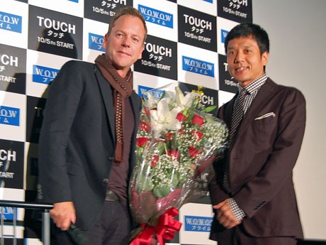 2年ぶり3度目の来日となるキーファー・サザーランドさん（左）と花束を贈呈した勝村政信さん（右）