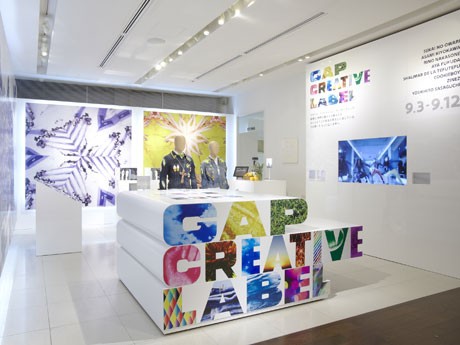 エントランス比較に設けた展示スペースには参画アーティストの作品が並ぶ