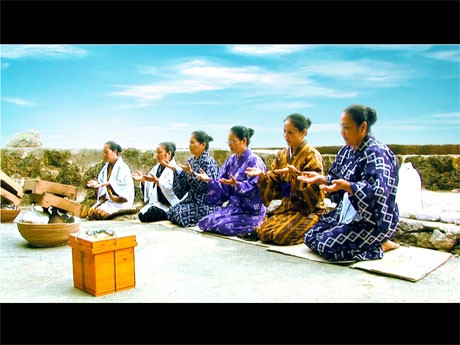 沖縄県・宮古島の神歌や古謡を追ったドキュメンタリー「スケッチ・オブ・ミャーク」より&copy;Koichi Onihi 2011