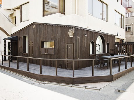 店舗は全焼した屋敷を改装したという設定。ファサードは黒を基調にした