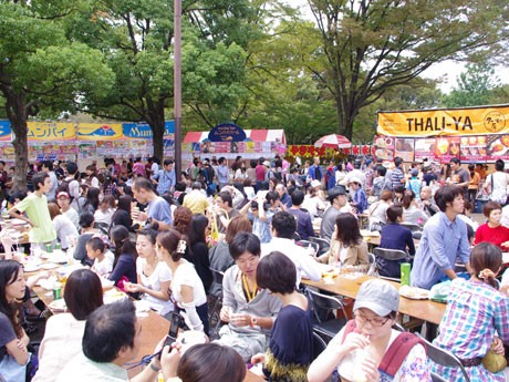 場内には飲食や物販、観光、NPO・NGOなどのブースが出展する。写真は昨年の様子