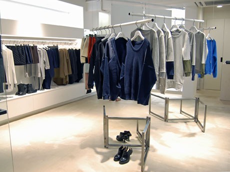 白を基調にマテリアルなど取り入れ同ブランドの「シンプルかつメンズライク」を表現した店内
