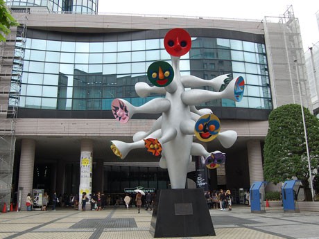 2015年3月末をめどに閉館が決まった「こどもの城」。広場には岡本太郎の「こどもの樹」