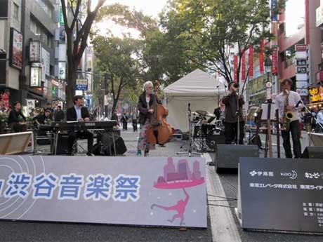 渋谷公会堂やSHIBUYA109などを会場に展開。写真は昨年の道玄坂通りでのジャズライブの様子