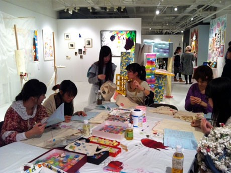 100組以上の女性クリエーターがアート展示、ライブ、トークショーなどを展開する。写真は昨年の有本ゆみこさんによるワークショップ