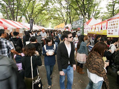 植物性食品の食事を提供する店、オーガニック素材の雑貨などを扱う店など約100ブースが出展する。（写真は以前開催された際のもの）