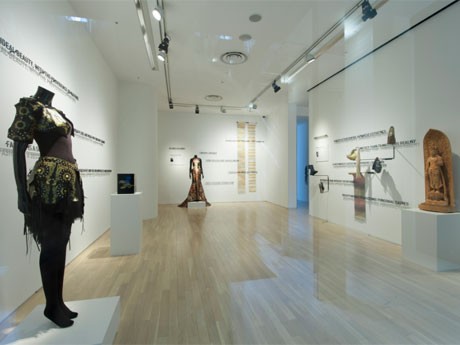 ツールとなった伝統工芸品とともにコラボアイテムを展示する場内