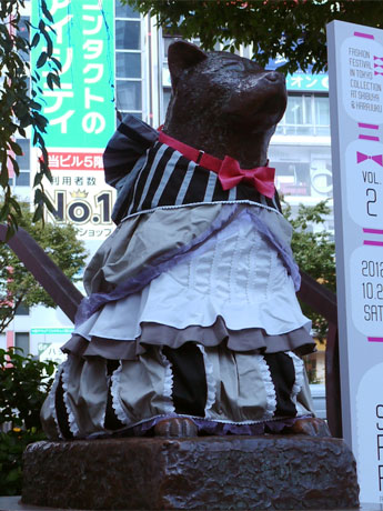 「シックにおしゃれに」がテーマの洋服に「ドレスアップ」したハチ公像。デザインは大阪芸術大学の串野由季さん