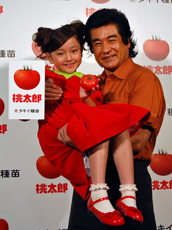 メニューをプロデュースした（左から）谷花音ちゃんと藤岡弘、さん