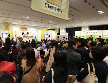 場内では試食やチーズ料理の実演などを展開。写真は昨年の様子