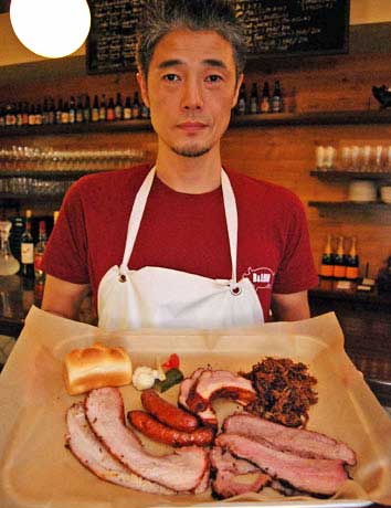 オーナーの渋谷聡史さん。長くて9〜10時間スモークした肉を提供する