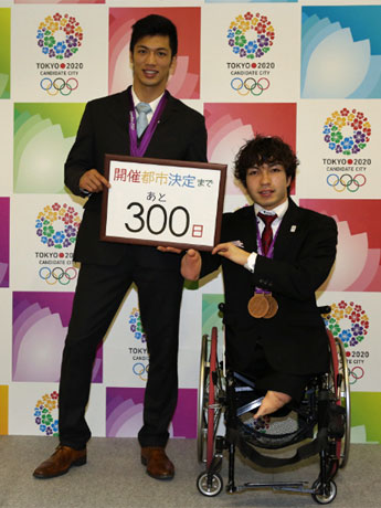 セレモニーに参加した（左から）ボクシング・村田諒太選手と競泳・鈴木孝幸選手
