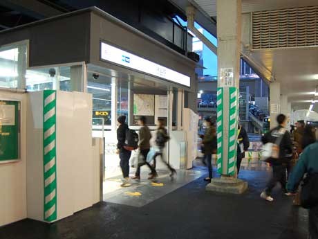 東横線渋谷駅と渋谷ヒカリエを結ぶ跨道橋の下に設けられた新14番出入り口