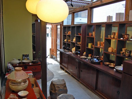 骨董（こっとう）品店で購入したたんすや和紙貼りの照明、備前焼の椅子を配する店内