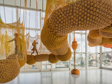 場内には来場者が通路の上を歩いたりすることができる作品も&copy;Louis Vuitton /Jeremie Souteyrat