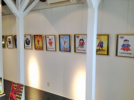 「ギャラリーSOCAL」では5人のキャラクターを「本物」とザリガニワークスが制作した絵を並べて比較展示