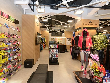 店内に併設するカスタムシューズ工房「adidas RUNNING LAB」。写真奥が受け付けカウンター
