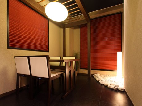 部屋の隅に坪庭を用意するなどした居酒屋風の個室スペース