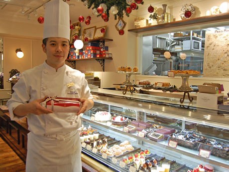 「楽しみながらケーキを作っている」と話すオーナーシェフパティシエの菊地賢一さん