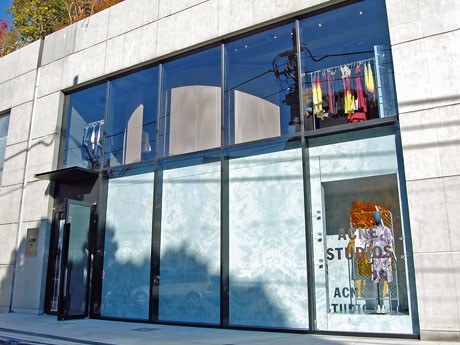 アジア初の路面店となる「ACNE STUDIOS AOYAMA」の外観