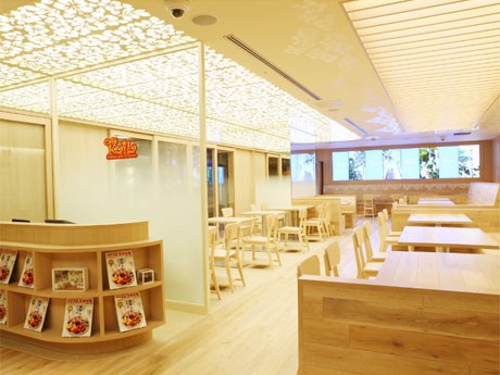 「ハワイの朝」をイメージした明るい雰囲気に仕上げた店内