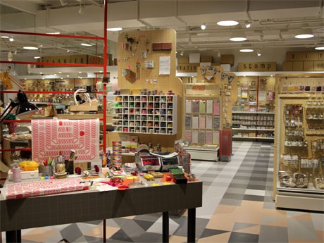 ラッピング材、クラフト用品、造花、事務用品、文房具など約8000種類のアイテムを扱う店内