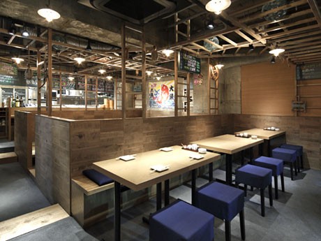 「開放的で気取らず楽しめる大衆居酒屋」をコンセプトに仕上げた店内