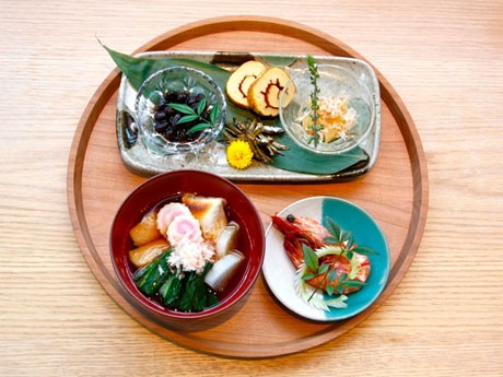 黒豆・数の子・田作り・伊達巻きの祝いさかな4種、エビの焼き物を付けた雑煮定食