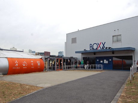 閉館する「SHIBUYA BOXX」（右）
