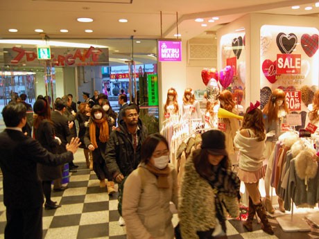 オープンと同時に目当てのショップへ向かう来店客たち