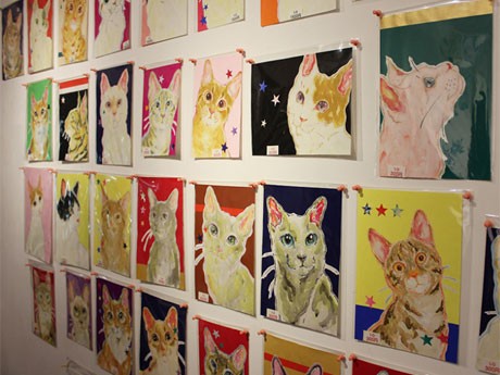 猫をテーマに写真やイラスト、手芸、陶器など幅広い作品を展示・販売する