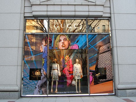 「徐倫、GUCCIで飛ぶ」の表紙絵のデザインを掲出した「グッチ青山」のウインドー
