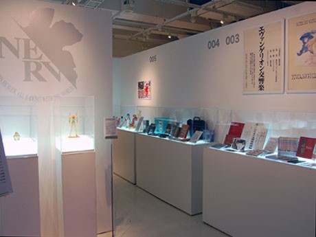 エントランス付近。最初に展示しているのは1994年発売のガレージキット「公式作画参考模型 汎用人型決戦兵器エヴァンゲリオン初号機」