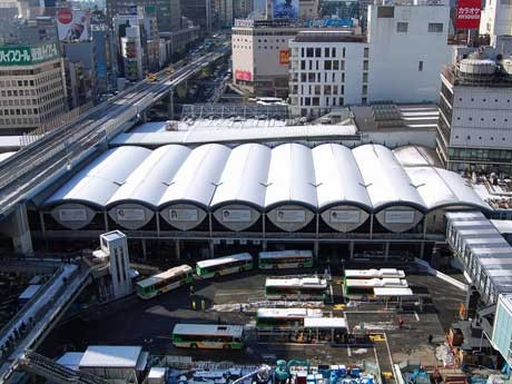 積もった雪で白一色に染まった東急東横線渋谷駅の「かまぼこ型」の大屋根