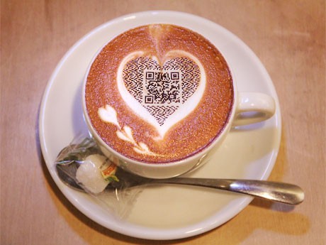 ドリンクに浮かべたQRコードを読み取ると楽曲のインストを試聴できる。写真はBiffi Cafeで提供しているカプチーノ
