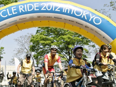 明治公園をスタート・ゴールに約28キロのコースを回る。写真は昨年の様子
