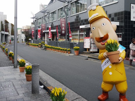 新潟県スキー発祥100周年プロジェクトのメーンキャラクター「レルヒさん」もチューリップをPR
