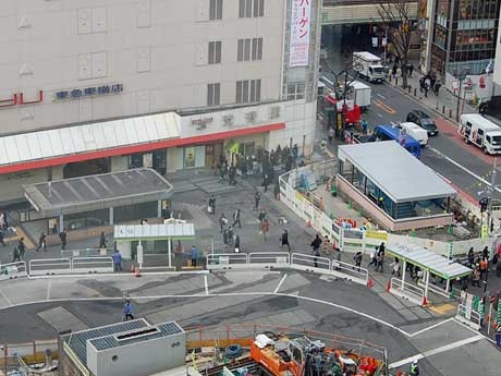 現在の9番出入り口（左）と3月9日から供用が始まる新9番出入り口（右）