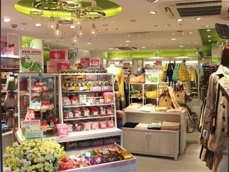 白を基調にグリーンをアクセントカラーとして採用した店内