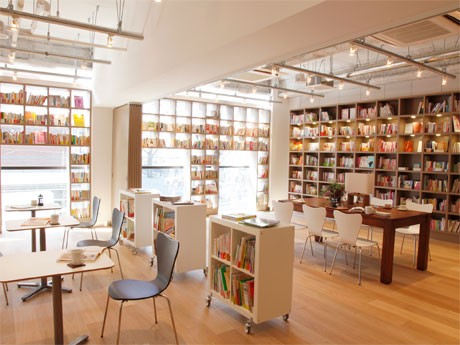 2階「brisa libreria」の店内。カフェバーやスパなども併設する