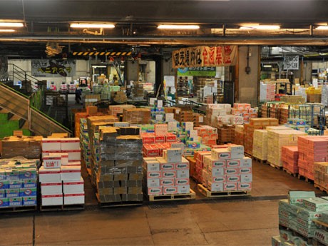築地市場（＝写真）など都内の11市場を紹介する