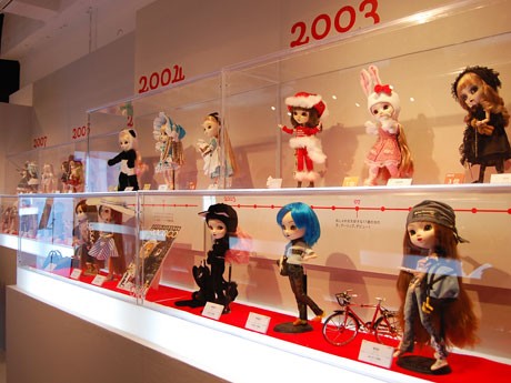 各年代の人気トップ3のドールなどを展示する場内