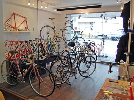 白を基調にした店内。新たにウエアも販売している
