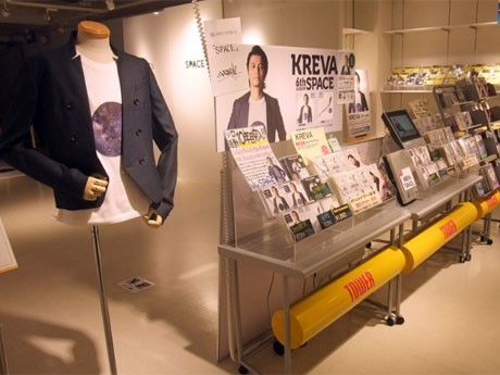 アルバム「SPACE」のジャケット撮影で使ったセットや衣装、パネルを展示などを展開
