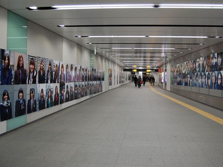 昨年の渋谷駅地下コンコースでの写真展示の様子